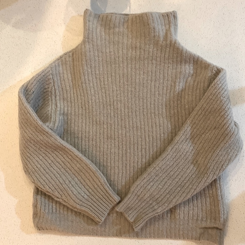 100% wool Aritzia Wilfred cropped sweater, xxs